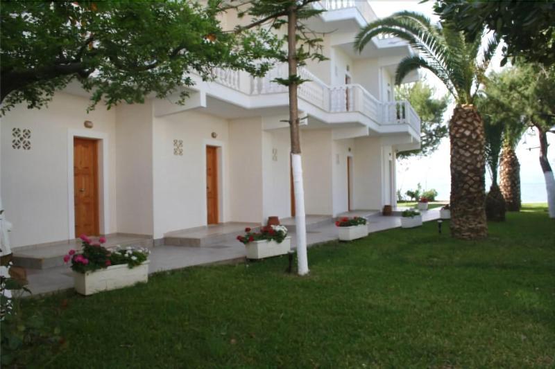 Posidonia Pension Amarynthos Exterior photo