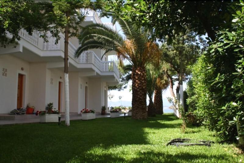 Posidonia Pension Amarynthos Exterior photo