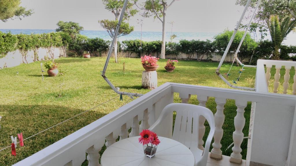 Posidonia Pension Amarynthos Exterior photo