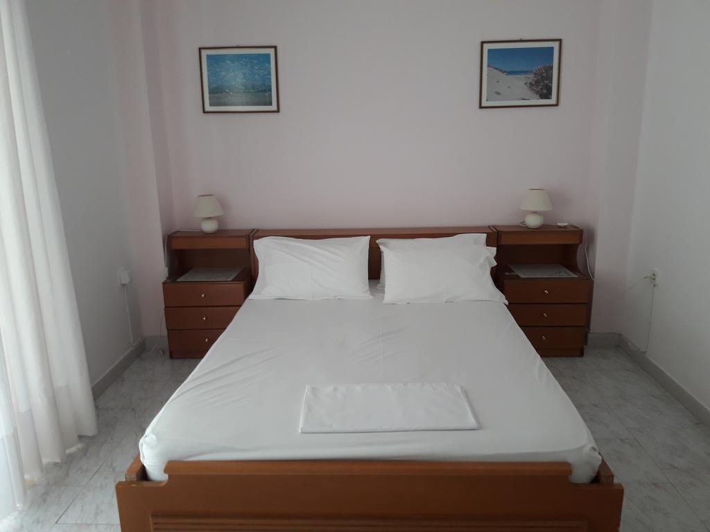 Posidonia Pension Amarynthos Exterior photo