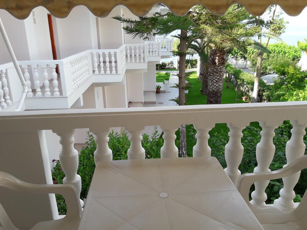Posidonia Pension Amarynthos Exterior photo